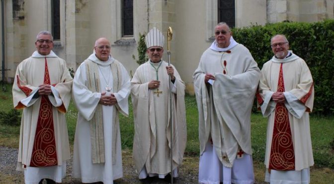 Le frère Patrick nouvellement ordonné avec Monseigneur souchu, le père abbé Mark-Ephrem et les diacres